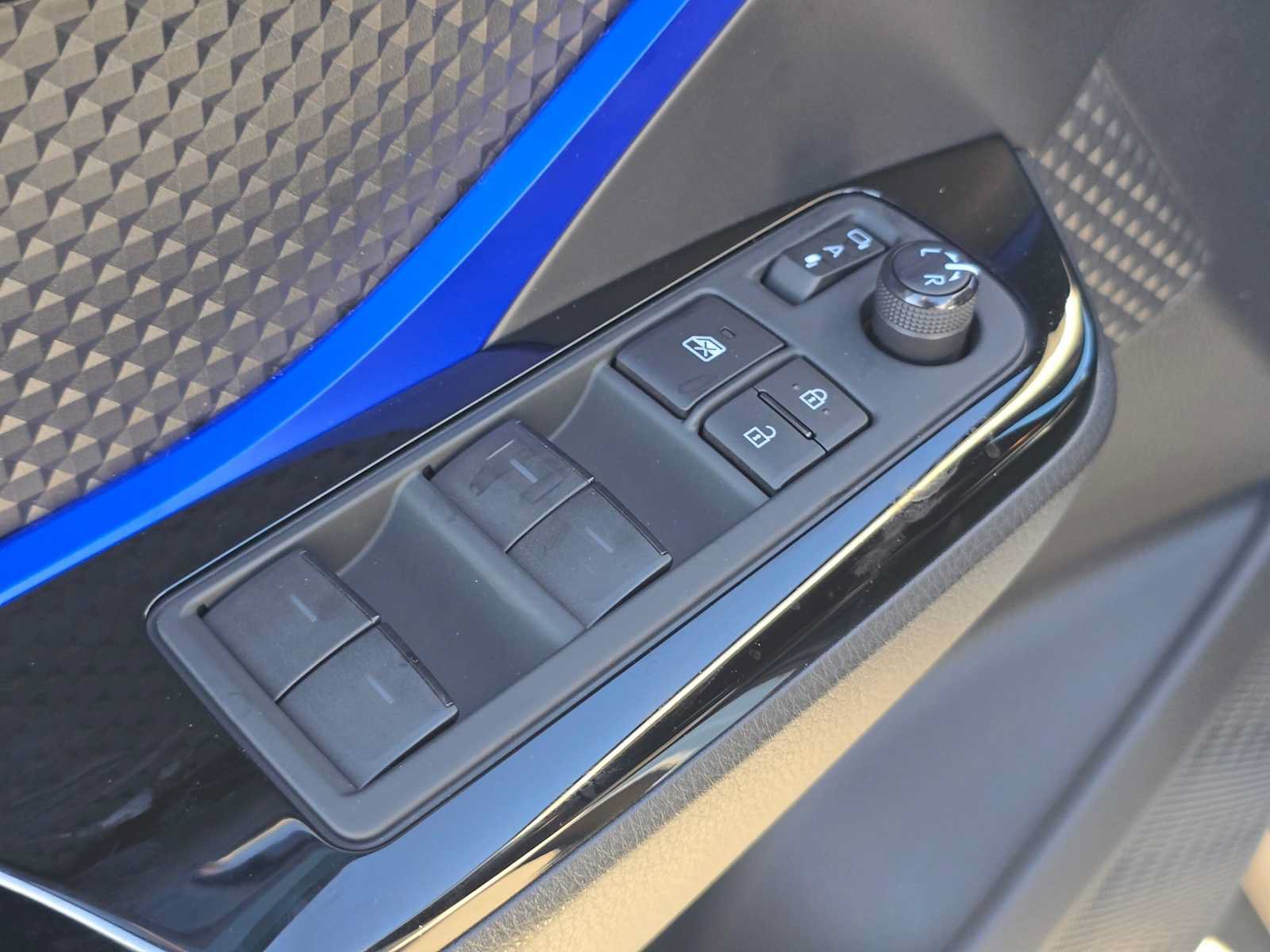 Used 2020 Toyota C-HR XLE FWD image 23