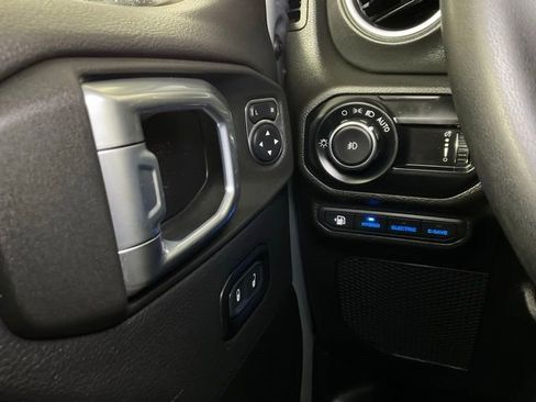 Used 2023 Jeep Wrangler Unlimited Sahara image 20