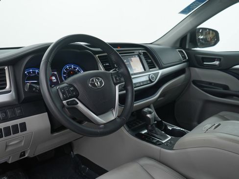 Used 2019 Toyota Highlander XLE image 27