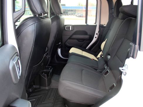 Used 2023 Jeep Gladiator Overland AWD/4WD image 10