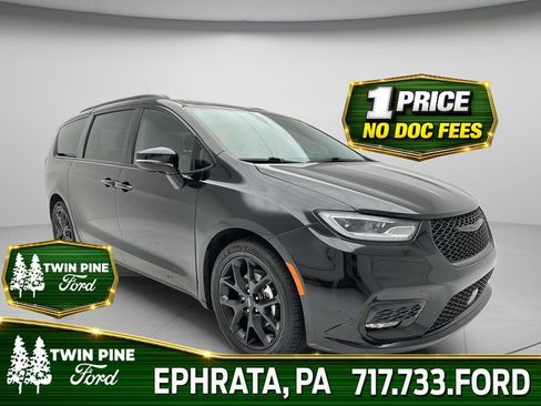 Used 2025 Chrysler Pacifica Limited FWD image 1