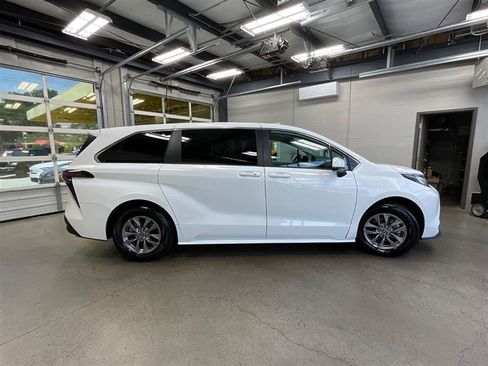 Used 2023 Toyota Sienna LE AWD/4WD image 6