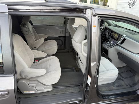 Used 2015 Toyota Sienna LE image 17