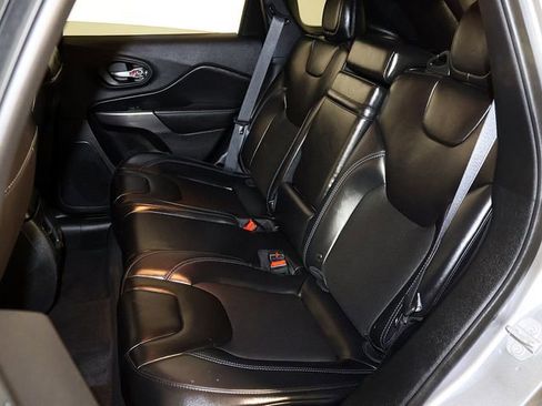 Used 2019 Jeep Cherokee Latitude Plus w/ Cold Weather Group AWD/4WD image 13