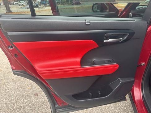 Used 2022 Toyota Highlander XSE image 17