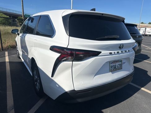 Certified 2023 Toyota Sienna LE FWD image 3