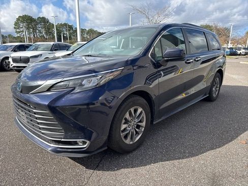 Used 2024 Toyota Sienna XLE image 7