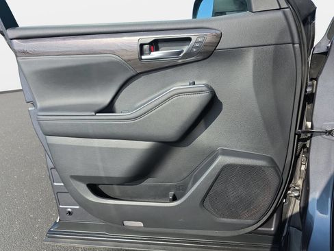 Used 2020 Toyota Highlander Limited FWD image 28