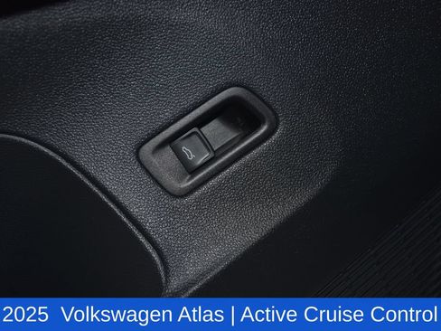 Used 2025 Volkswagen Atlas SE FWD image 24
