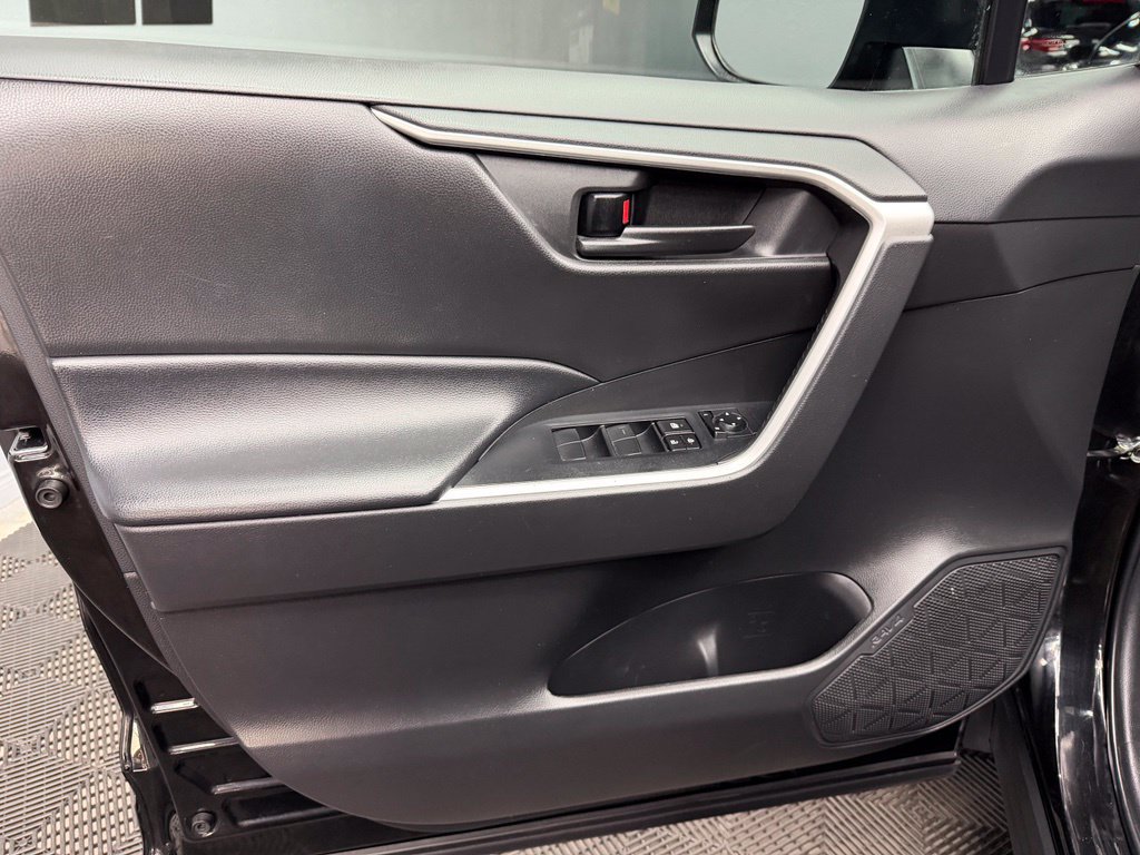 Used 2022 Toyota RAV4 LE FWD image 35