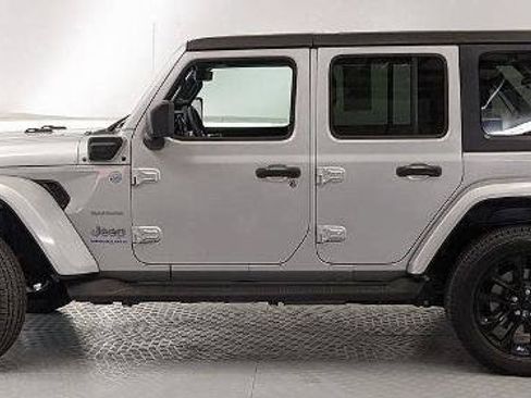 Used 2023 Jeep Wrangler Unlimited Sahara AWD/4WD image 5