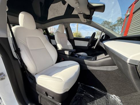 Used 2021 Tesla Model Y Long Range image 18