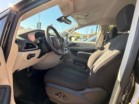 Used 2023 Chrysler Voyager LX FWD image 6