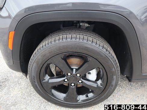 Used 2024 Jeep Grand Cherokee Limited w/ Black Appearance Package image 13