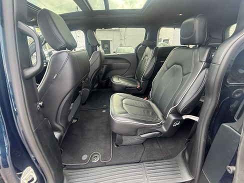Used 2025 Chrysler Pacifica Limited image 29