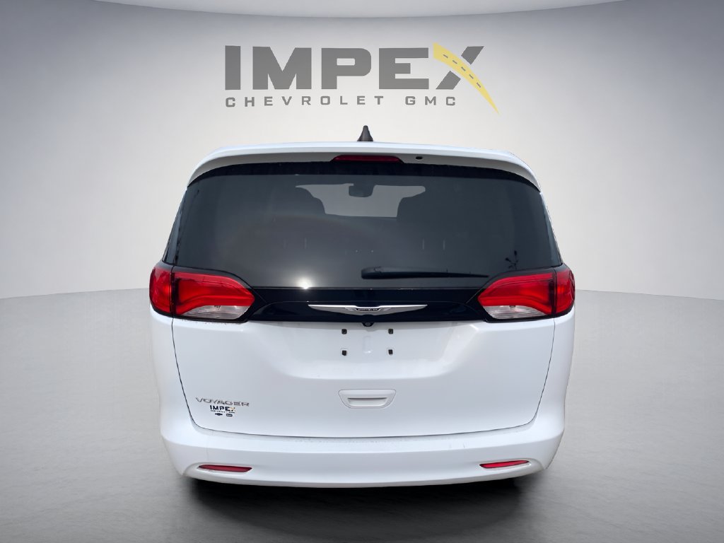 Used 2023 Chrysler Voyager LX FWD image 4