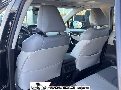 Used 2021 Toyota RAV4 XLE Premium image 14