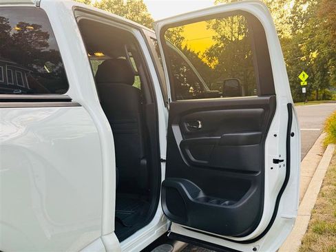 Used 2019 Nissan Titan SV w/ SV Convenience Package image 22