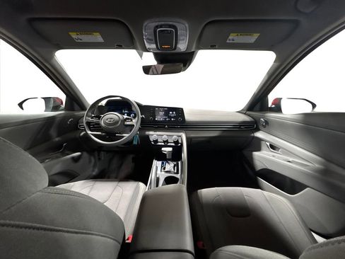 Certified 2025 Hyundai Elantra SE image 17