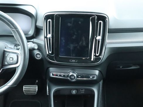 Used 2021 Volvo XC40 T4 R-Design w/ Advanced Package FWD image 8