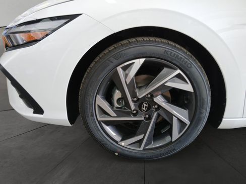Used 2025 Hyundai Elantra Sport image 14