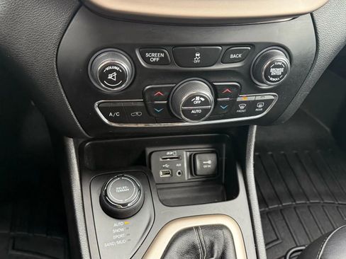 Used 2018 Jeep Cherokee Limited image 18