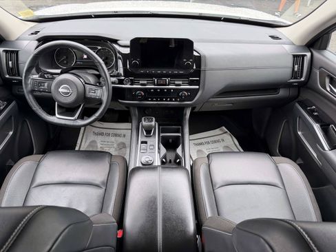 Used 2024 Nissan Pathfinder SL AWD/4WD image 12