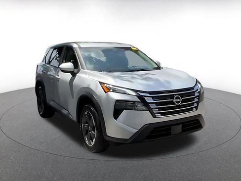 Used 2025 Nissan Rogue SV FWD image 3