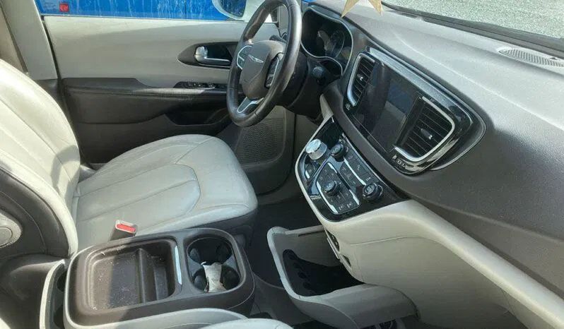 Used 2017 Chrysler Pacifica Touring-L FWD image 10