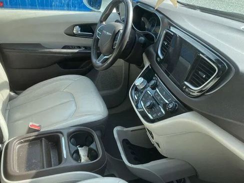 Used 2017 Chrysler Pacifica Touring-L FWD image 10