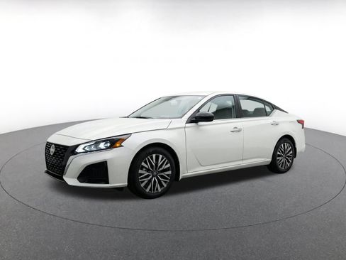 Used 2025 Nissan Altima 2.5 SV FWD image 3