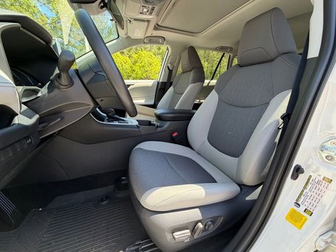 Used 2025 Toyota RAV4 XLE w/ Convenience Package image 5