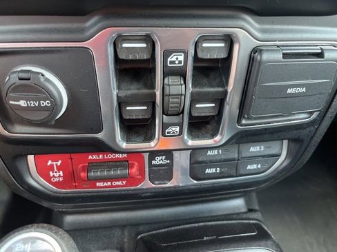 Used 2023 Jeep Gladiator Mojave w/ Cold Weather Group image 22