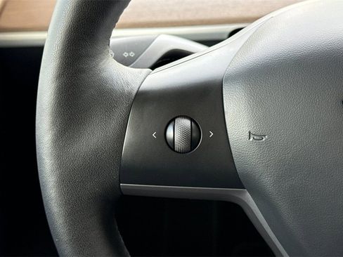 Used 2023 Tesla Model Y Long Range image 34