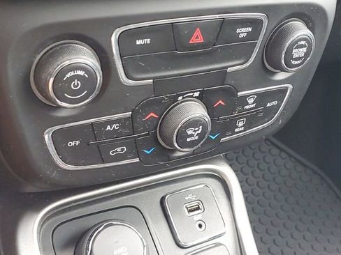 Used 2018 Jeep Compass Latitude w/ Popular Equipment Group AWD/4WD image 28