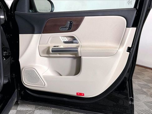 Used 2023 Mercedes-Benz GLA 250 w/ Premium Package image 23