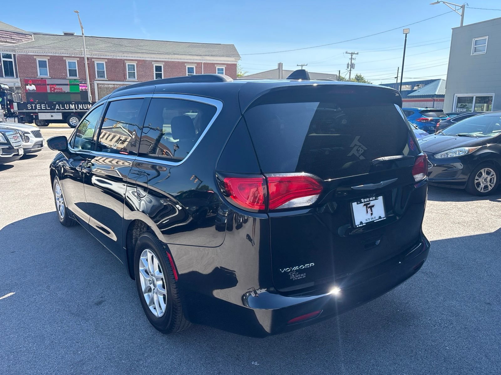 Used 2021 Chrysler Voyager Lxi FWD image 3