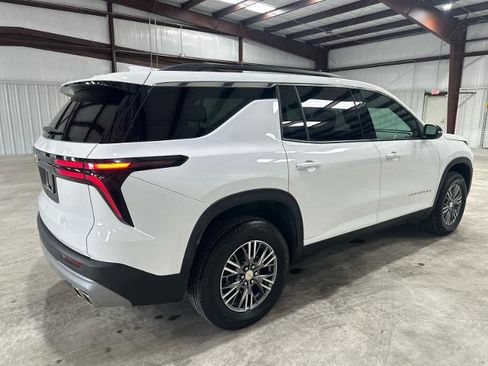 Used 2025 Chevrolet Traverse LT FWD image 5