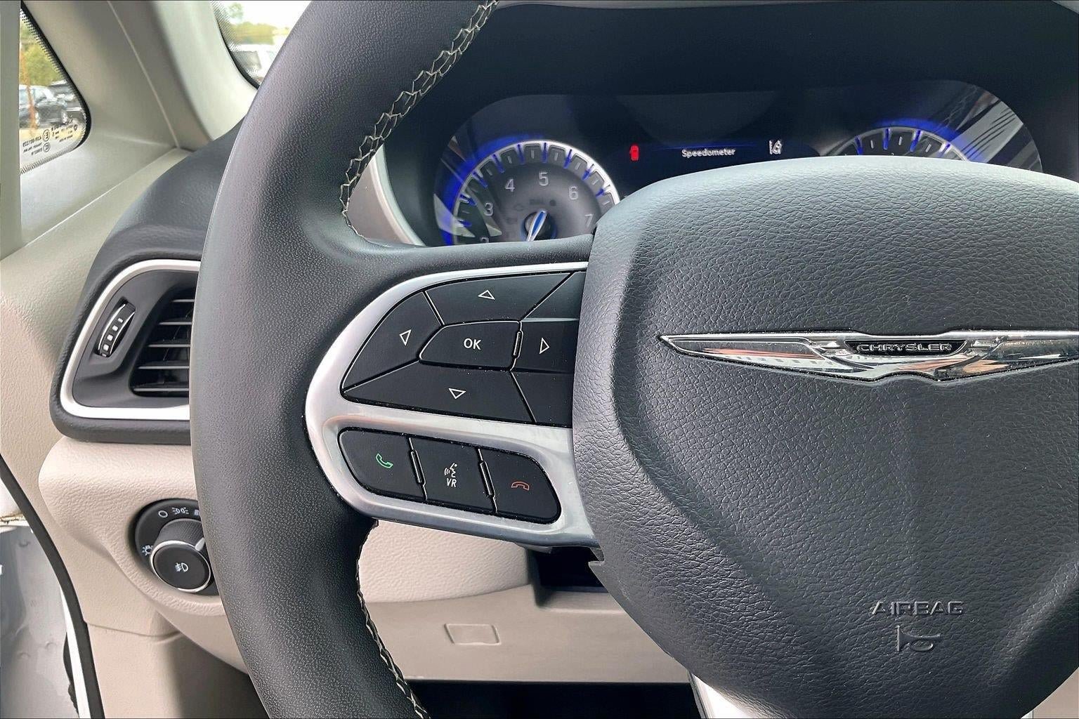 Used 2024 Chrysler Pacifica Touring-L FWD image 18