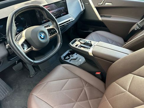 Used 2024 BMW iX xDrive50 w/ Premium Package AWD/4WD image 9