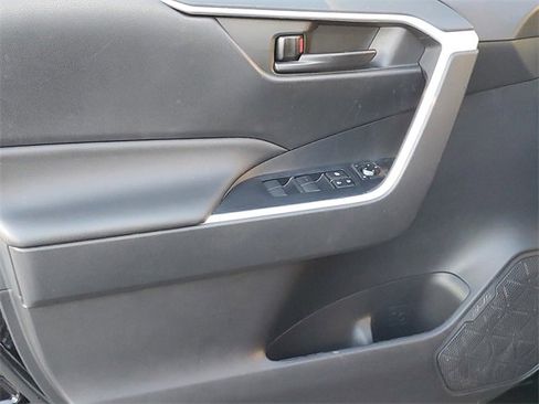 Used 2022 Toyota RAV4 LE image 8