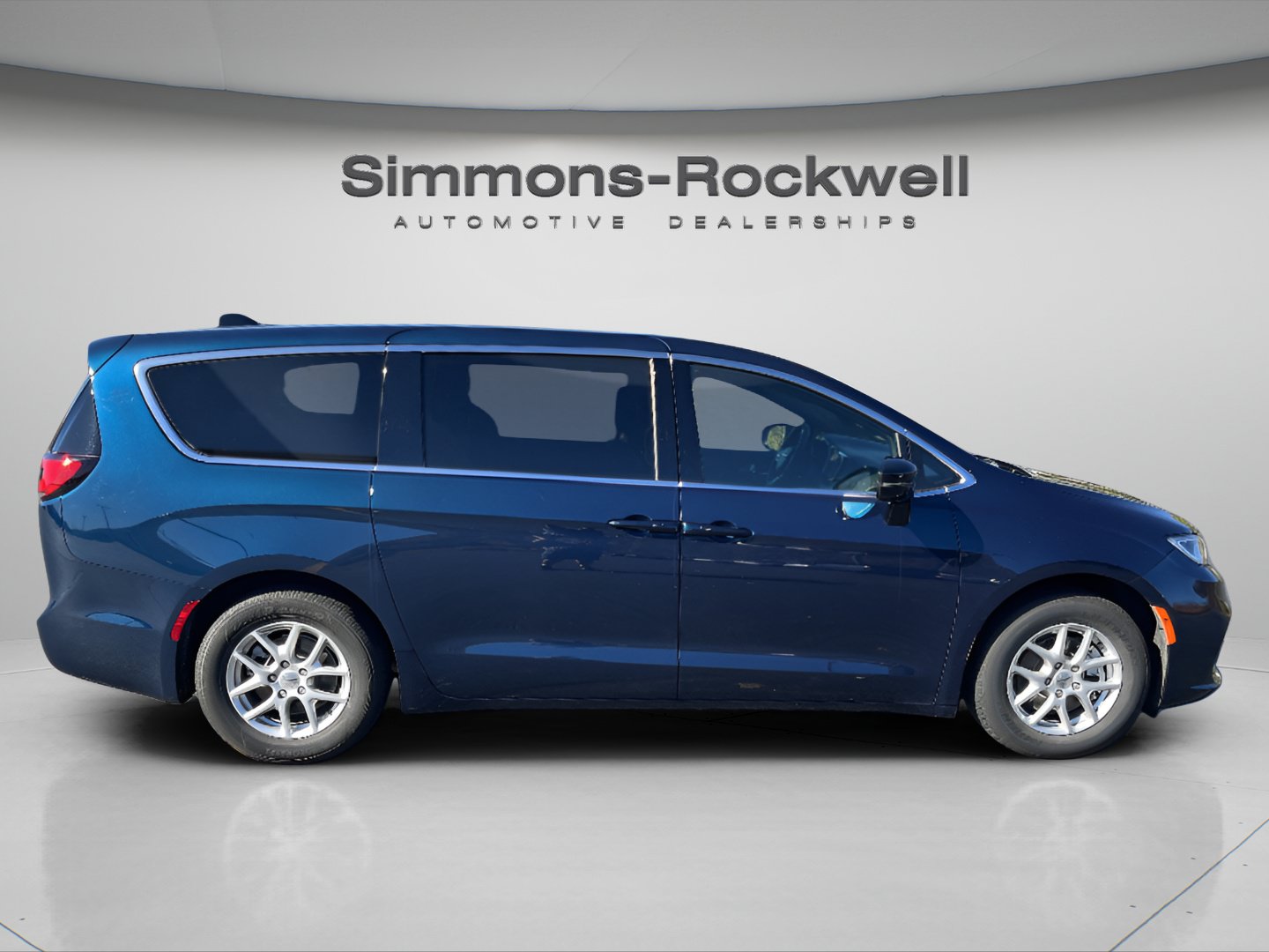 Used 2025 Chrysler Pacifica Select FWD image 6
