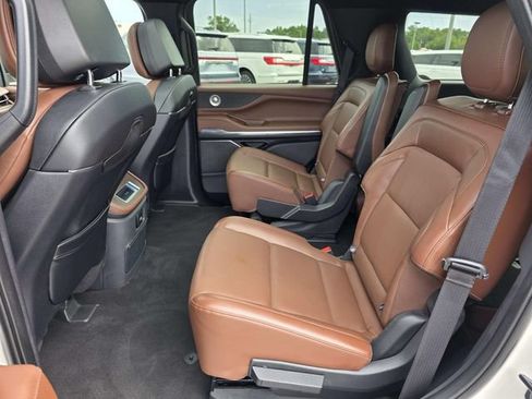 Used 2025 Lincoln Navigator Reserve AWD/4WD image 9