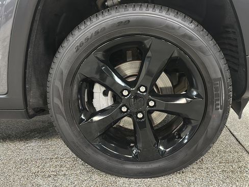 Used 2025 Jeep Grand Cherokee Limited w/ Black Appearance Package AWD/4WD image 9