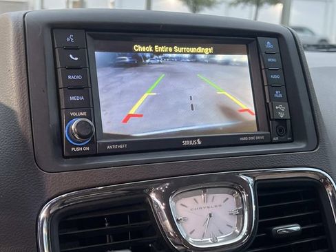 Used 2015 Chrysler Town & Country Touring-L w/ Trailer Tow Group image 19