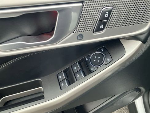 Used 2023 Ford Explorer Limited image 13