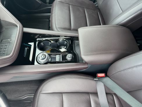 Certified 2025 Ford Explorer Platinum w/ Ultimate Package image 24