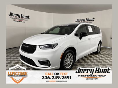 Used 2025 Chrysler Pacifica Select