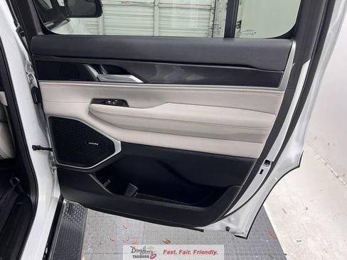 Used 2024 Jeep Wagoneer 4WD w/ Premium Group I image 41