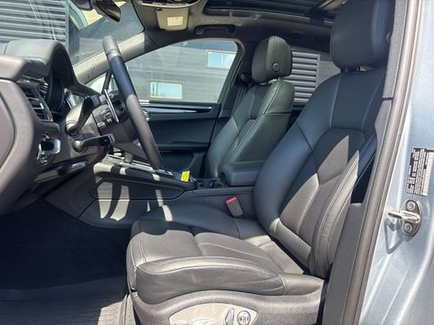 Certified 2025 Porsche Macan AWD/4WD image 2